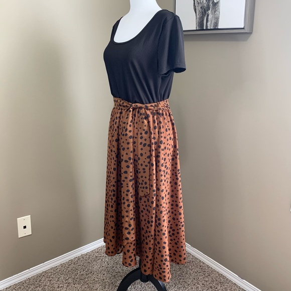 NWOT Dalmatian Print Short Sleeve Maxi Dress with belt - Picture 3 of 12